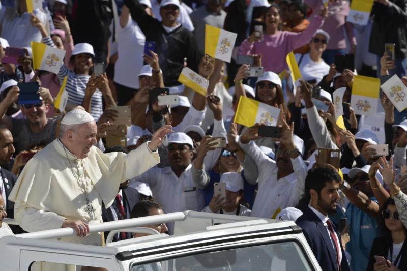 Paus Franciscus rijdt het stadion van Zayed Sports City in Abu Dhabi binnen © VaticanNews