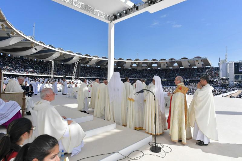 Enkele lokale priesters, ook van oosters-katholieke Kerken, schuiven aan voor de communie © VaticanNews