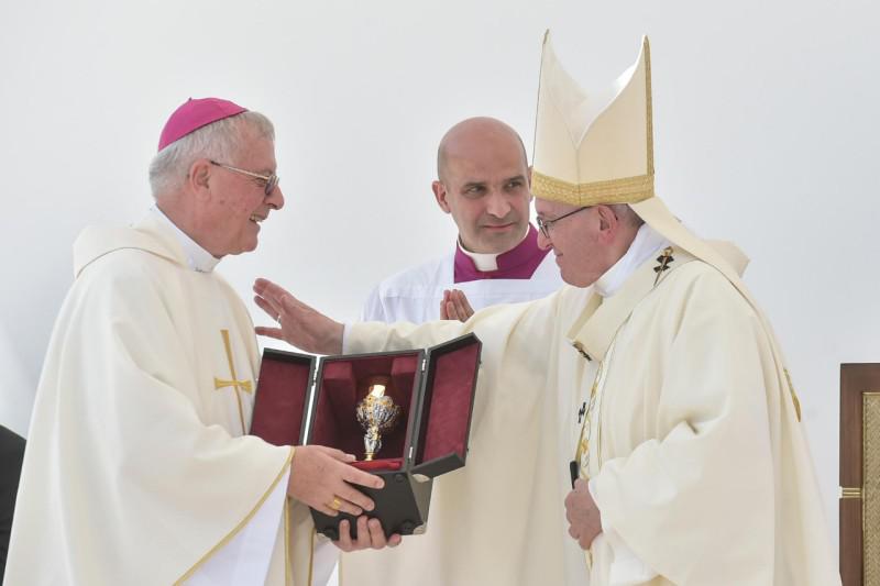 Bisschop Paul Hinder met paus Franciscus bij het begin van de pauselijke eucharistieviering in Abu Dhabi © VaticanNews