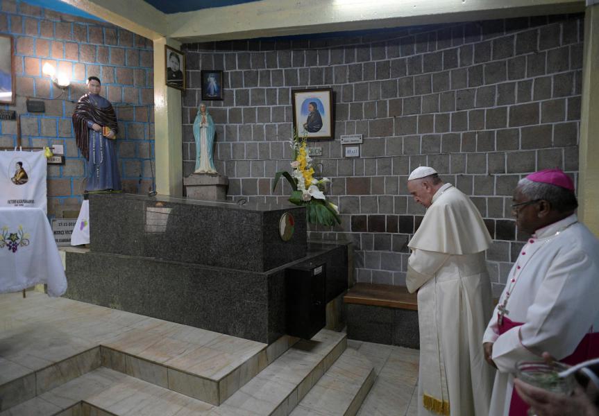 Paus Franciscus bidt voor het graf van de zalige Victoire Rasoamanarivo  © VaticanMedia