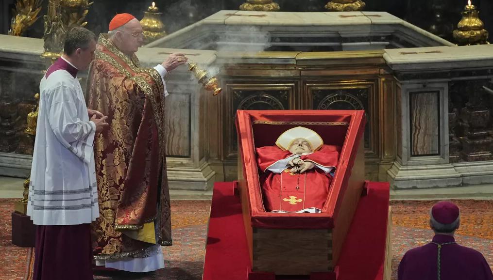 Paus Franciscus ligt opgebaard voor het hoofdaltaar van de Sint-Pietersbasiliek waar iedereen hem een laatste groet kan brengen. © AFP or licensors