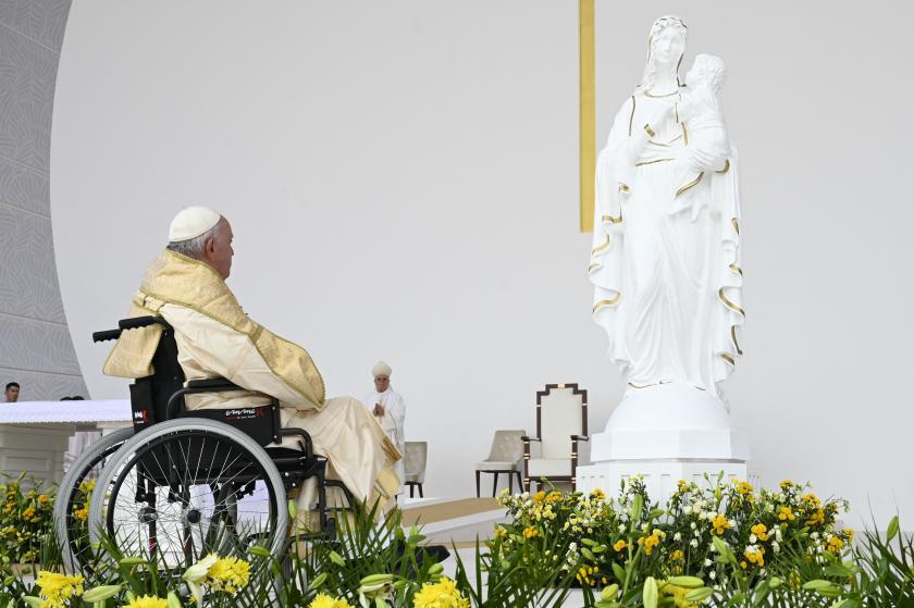 Paus Franciscus bidt na de eucharistieviering in het Nationale Stadion van Riffa bij een beeld van Onze-Lieve-Vrouw © VaticanMedia