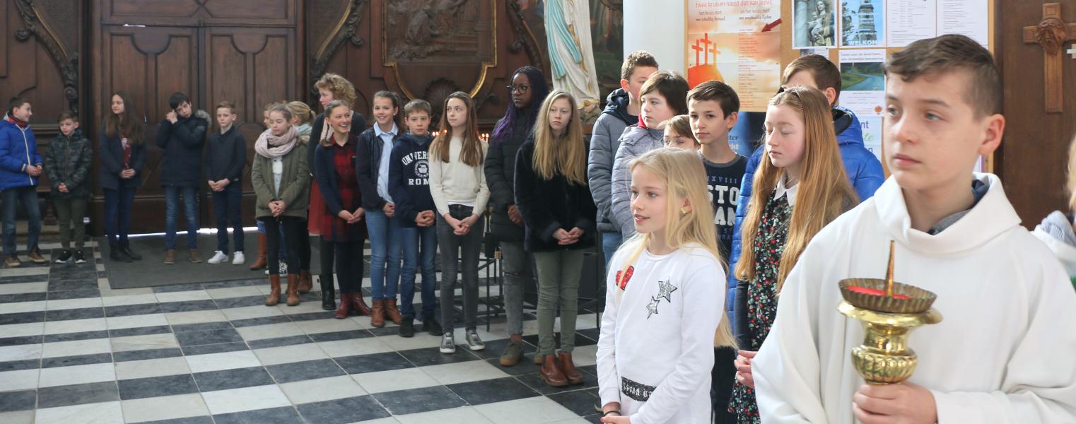 Kruisoplegging Vormelingen Ninove © Philippe Meyer