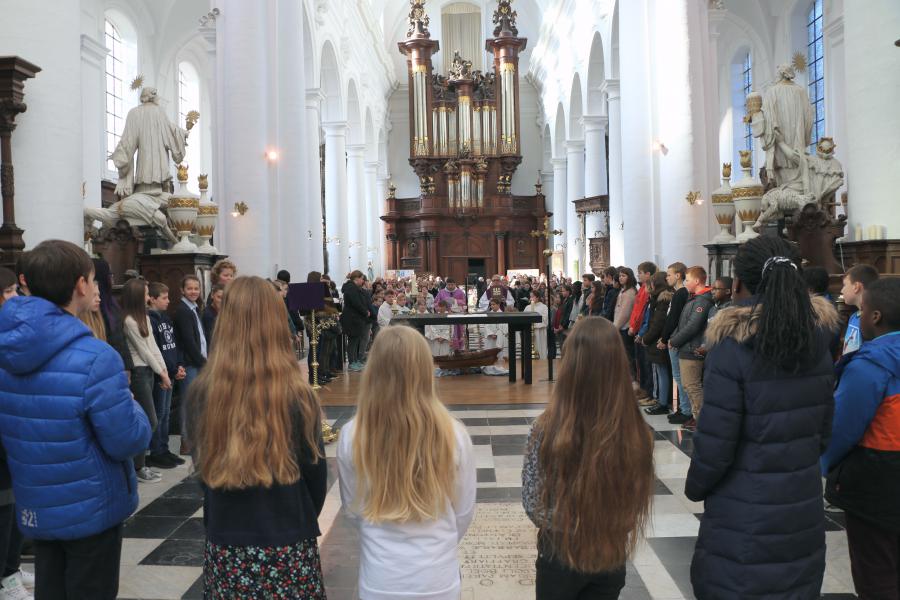 Kruisoplegging Vormelingen Ninove © Philippe Meyer