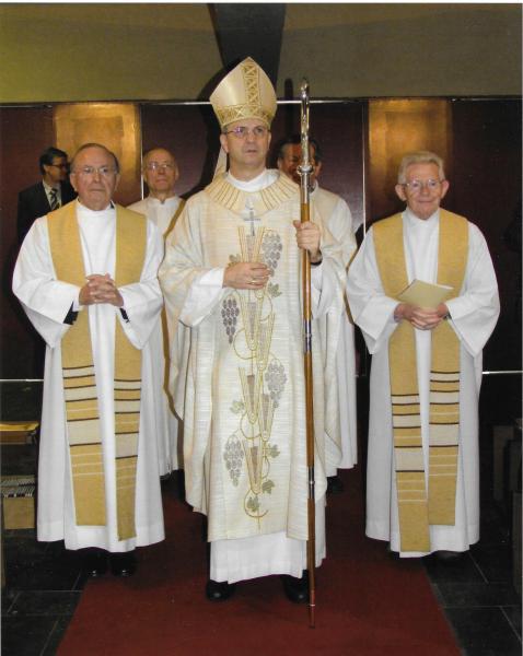 Mgr. Johan Bonny, bisschop van Antwerpen, met erepastoor Paul Pas en E.H. Cyriel Dehandschutter tijdens de viering 50 jaar Heilige Pius X-parochie, 17 januari 2010 © H. Pius X-parochiegemeenschap Wilrijk