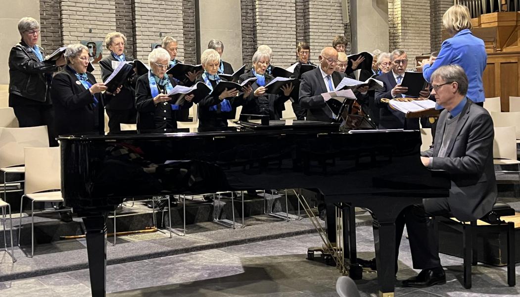 Het Pius X-koor luistert de Paaswake op, 30 maart 2024 © Dirk Bellens