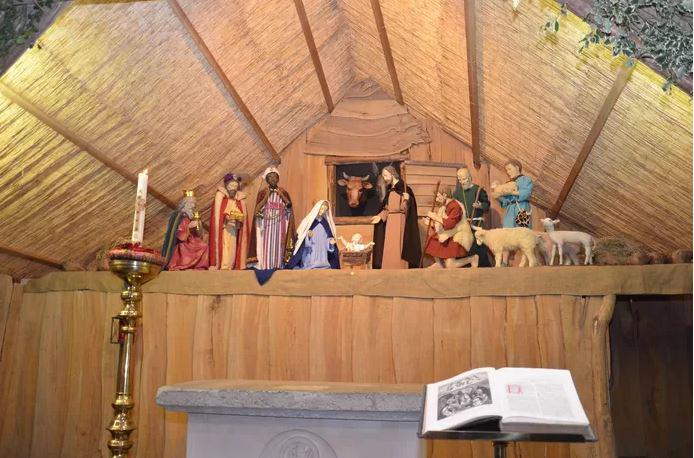De grote kerststal in de kerk van Pollare die pastoor Claus in de jaren 50 zelf maakte © Claudia Van den Houte