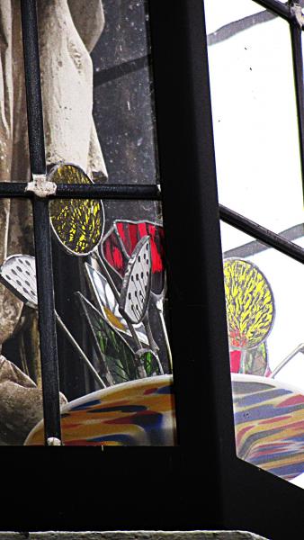 Glazen vaasje en bloemetjes. © Brugge-Mariastad vzw