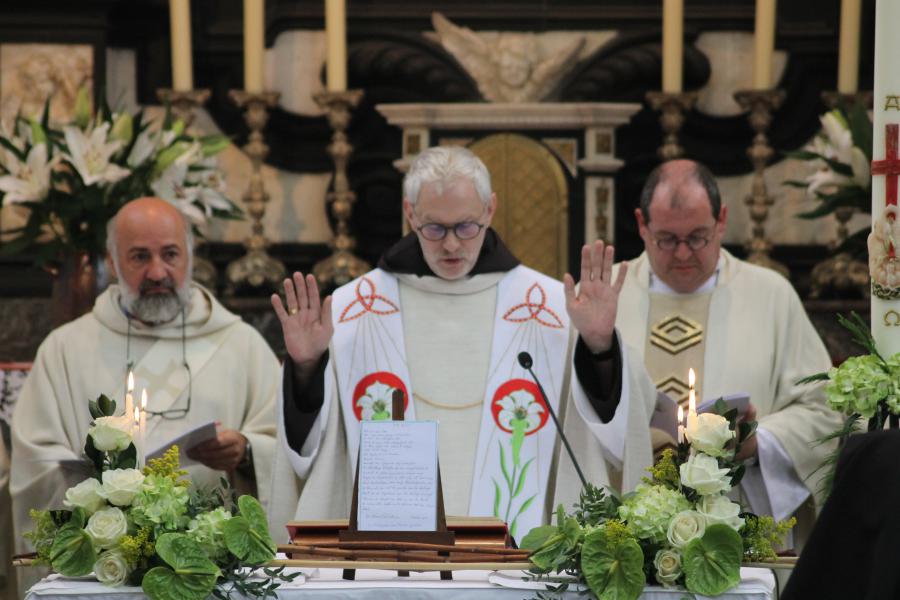 Provinciaal Paul Debois (midden), vicaris Steven Wielandts (rechts) en diaken Johan Govaerts. © Karmel Vilvoorde