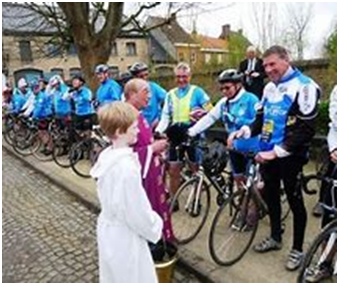 Priester Guido Lepee zegent de fietsen 