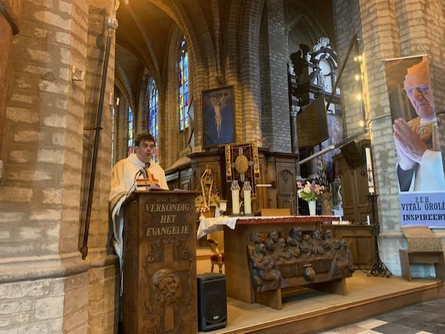 Priester Jan tijdens zijn woordje. © Marleen 