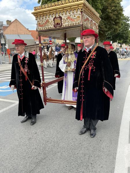 Priester Johannes draagt de monstrans met het Allerheiligste © PVC