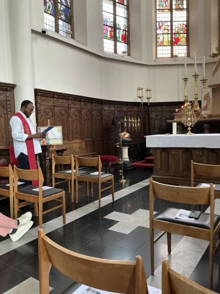 Priester Johannes sluit biddend af © PVC