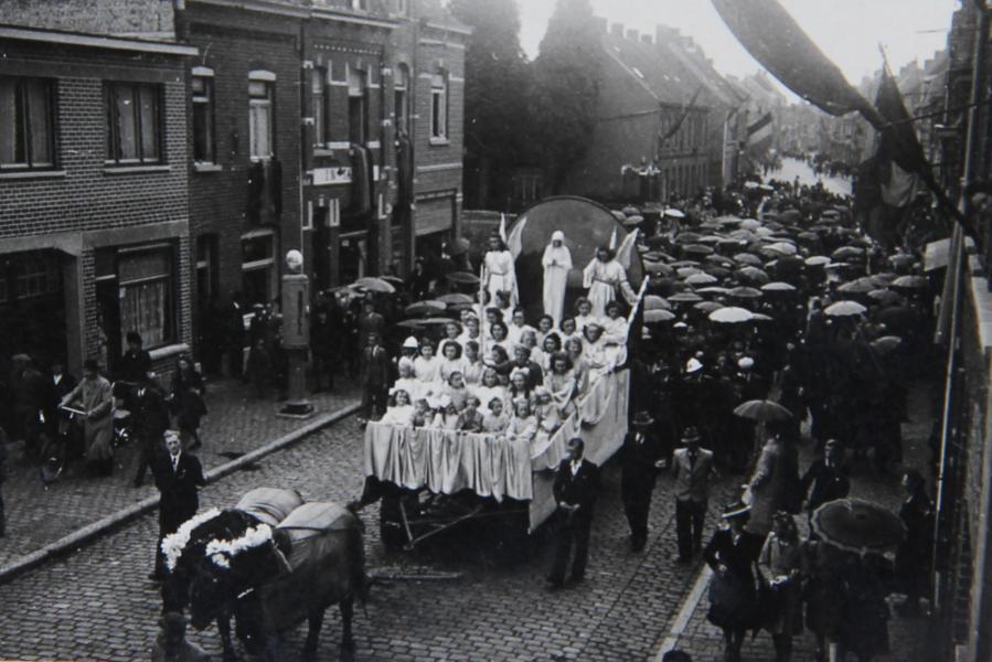 De processie tijdens de opening van de Dankkapel in 1947. 