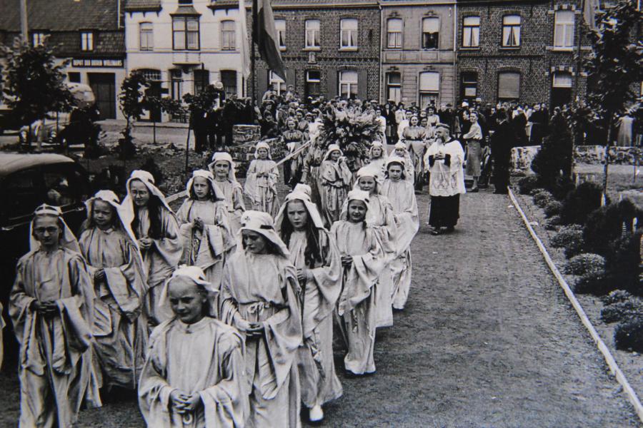 De processie tijdens de opening van de Dankkapel in 1947. 