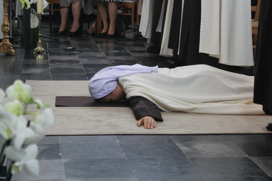 Zuster Marie Paul Thérèse legt zich neer op de grond als teken van hele toewijding aan God. © Karmel Vilvoorde