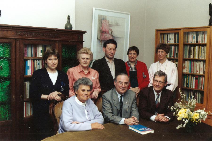 Het pastoraal team, begin jaren 1990; staand, v.l.n.r.: Irene Smets, Han De Preytere, Rik Corens, Hedwig Ceulemans-De Bruyn, Marie Christine Dierickx-De Ferm; zittend, v.l.n.r.: Maria Lever, pastoor Paul Pas, Jan Baken © H. Pius X-parochiegemeenschap Wilrijk
