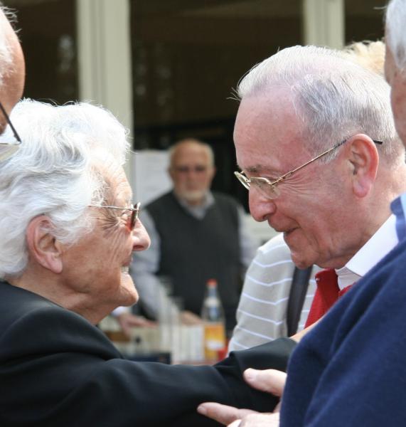 Erepastoor Pas begroet de 102-jarige Leny Harding tijdens de 1 mei-uitstap naar Stotert (Olmen), 2010 © Nathalie Bruffaerts