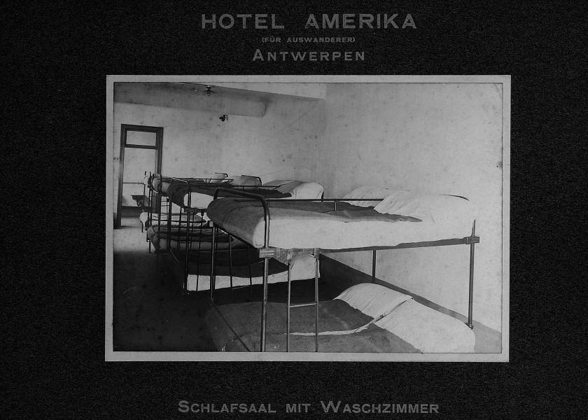 Slaapzaal met wasruimte in Hotel Amerika voor emigranten Red Star Line © Collectie Stad Antwerpen, Red Star Line Museum 
