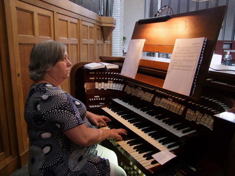 Organiste Annemie Bonné, juni 2010 © H. Pius X-parochiegemeenschap Wilrijk