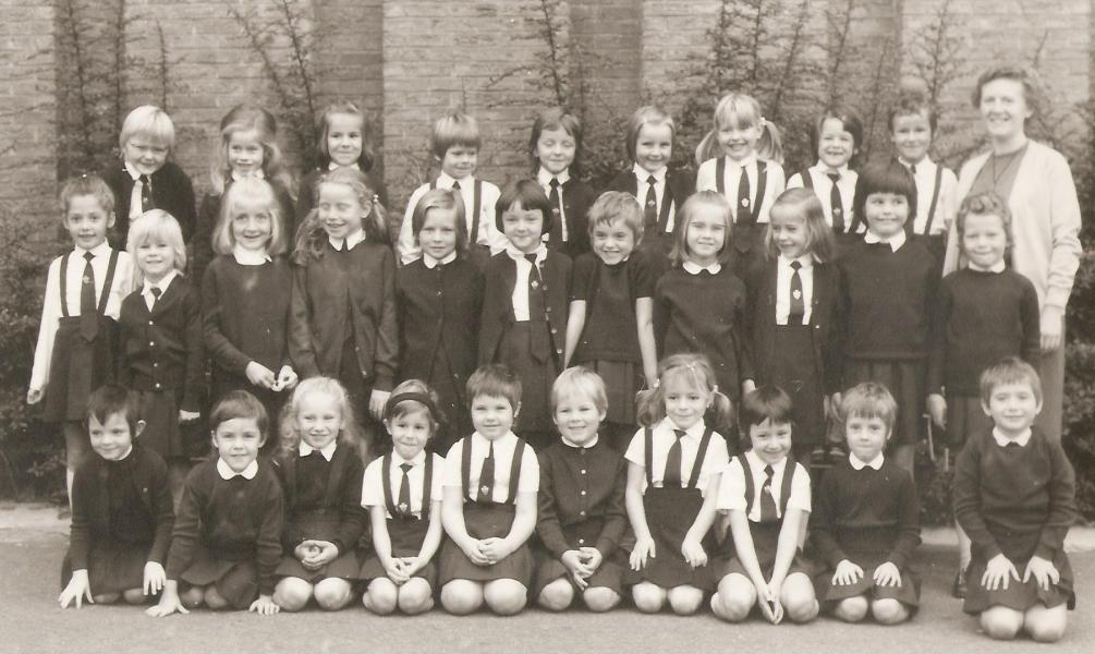 Een klas van de wijkschool Pius X met zuster Mia 't Jolle, de directrice, in de jaren 1970 © H. Pius X-parochiegemeenschap Wilrijk