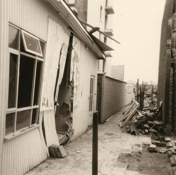 Het zwaar beschadigde Pius X-schooltje, enkele weken na de instorting van de dakbalk van de kerk, voorjaar 1967 © H. Pius X-parochiegemeenschap Wilrijk