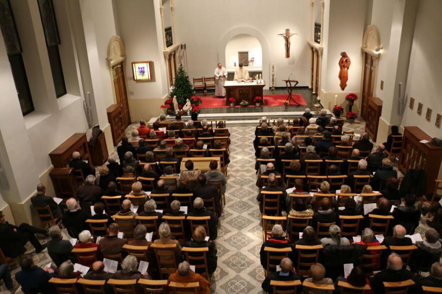 De kapel van de Zusters Heilige Harten van Ninove vormde het decor. Wie er bij was, kan getuigen, het deed deugd om op die manier samen eucharistie te vieren. De oproep van het communielied lag verborgen in de eerste lezing: de toekomst van christenen lig © Philippe Meyer