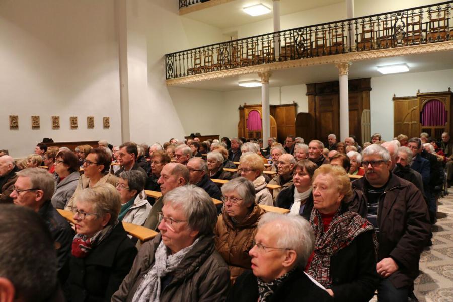 Samen danken, bidden en zingen voor de Heer en zich verbonden weten met God en met mekaar. © Philippe Meyer