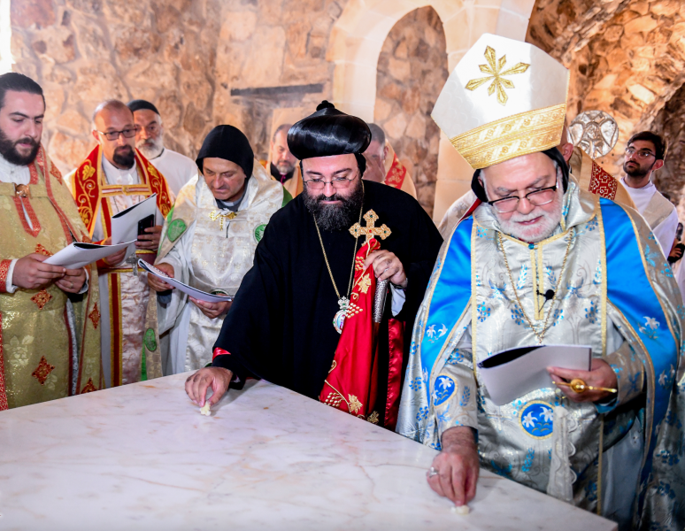 Samen zegenen de katholieke en orthodoxe bisschop het altaar in van de kerk van Mar Elian. © Mar Moussa