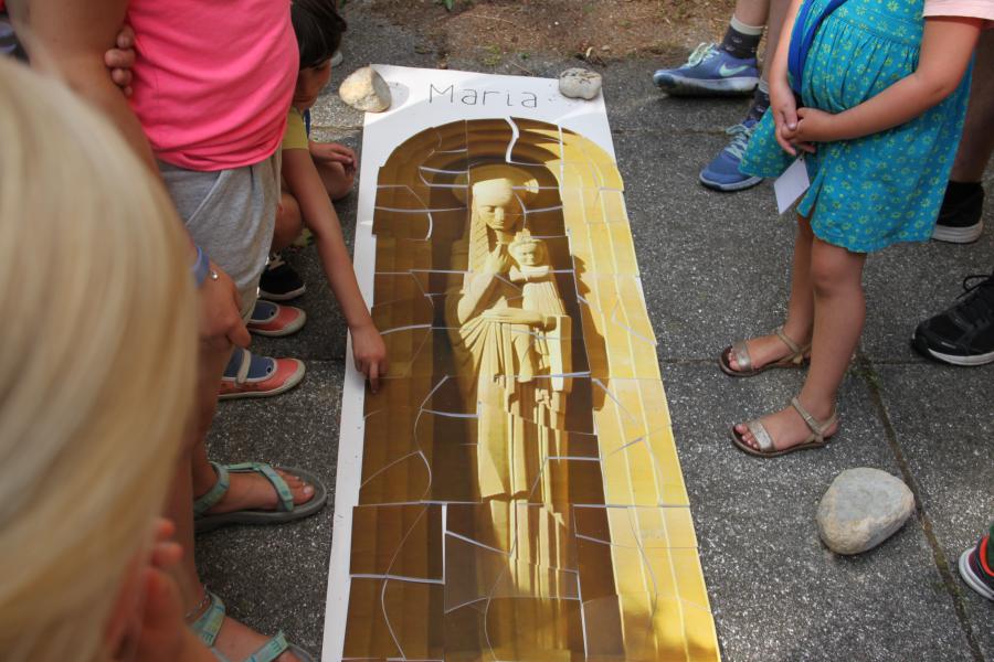 Reconstructie van het Mariabeeld tijdens het familiespel © CCV in het Bisdom Gent, foto: Gezinvolgeloven