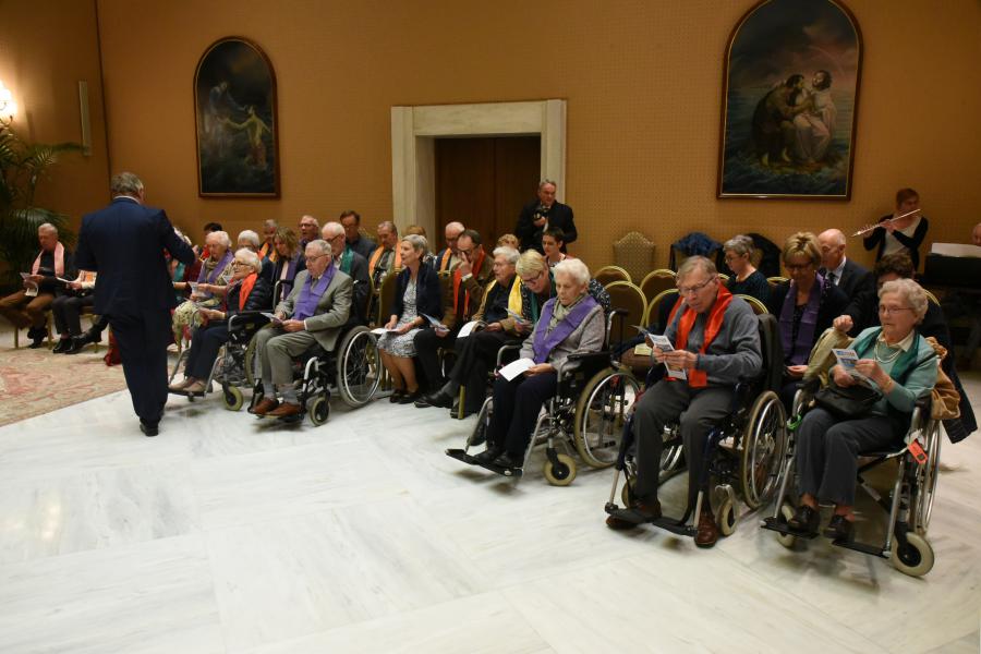 15 mensen met dementie uit een wzc uit Bonheiden mochten zingen met de paus. © Kerknet / rr