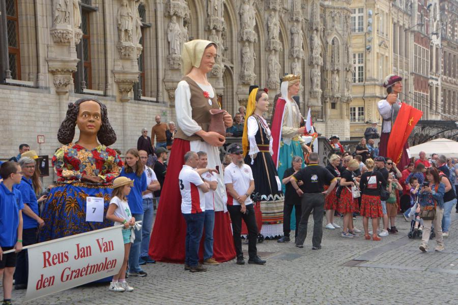 Pater Ger-Jan Bruins doopt de twee nieuwe reuzen van de stad Leuven © Pastorale zone Leuven aan de Dijle