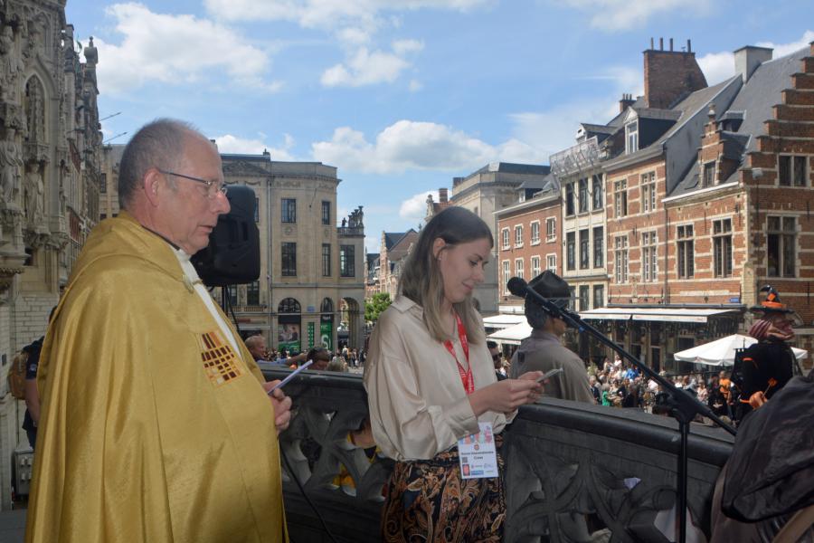 Pater Ger-Jan Bruins doopt de twee nieuwe reuzen van de stad Leuven © Pastorale zone Leuven aan de Dijle