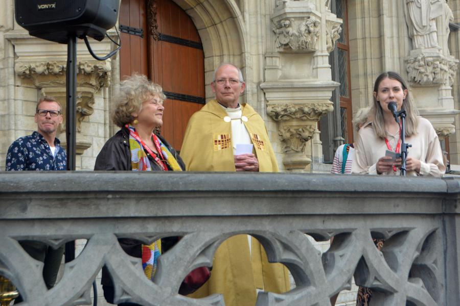 Pater Ger-Jan Bruins doopt de twee nieuwe reuzen van de stad Leuven © Pastorale zone Leuven aan de Dijle