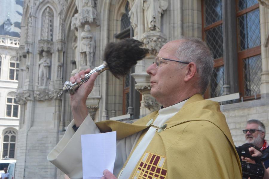 Pater Ger-Jan Bruins doopt de twee nieuwe reuzen van de stad Leuven © Pastorale zone Leuven aan de Dijle