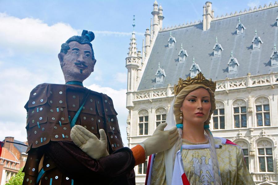 Pater Ger-Jan Bruins doopt de twee nieuwe reuzen van de stad Leuven © Pastorale zone Leuven aan de Dijle