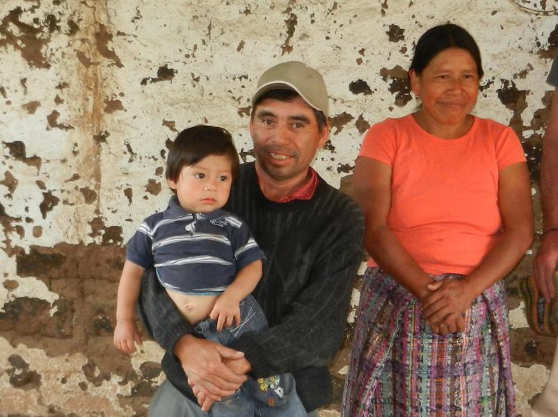 Ricardo González met zijn echtgenote en een van zijn kleinkinderen © Vrienden van Eric Gruloos