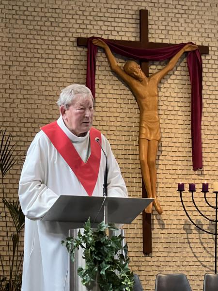 Rik Corens verzorgt de homilie tijdens de Palmzondagviering, 2024 © Dirk Bellens