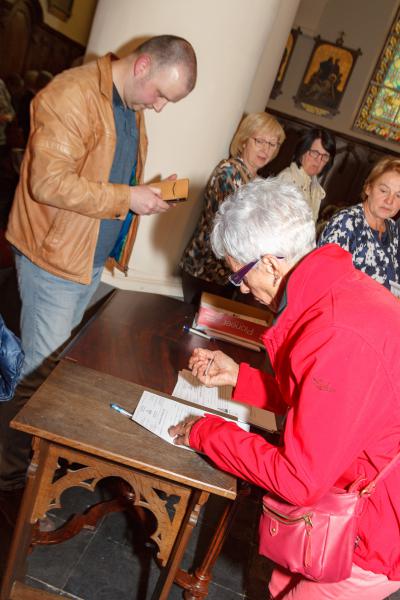 Gerechtsdeurwaarder Toon Sorgeloos uit Okegem zorgde voor de officiële kant van de onderneming! Hartelijk bedankt! © Jan Taildeman