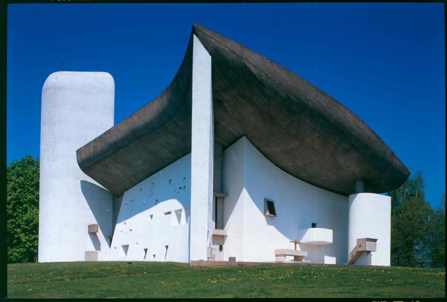Notre Dame du Haut in Ronchamp. Ontworpen door Le Corbusier. © Wikicommons