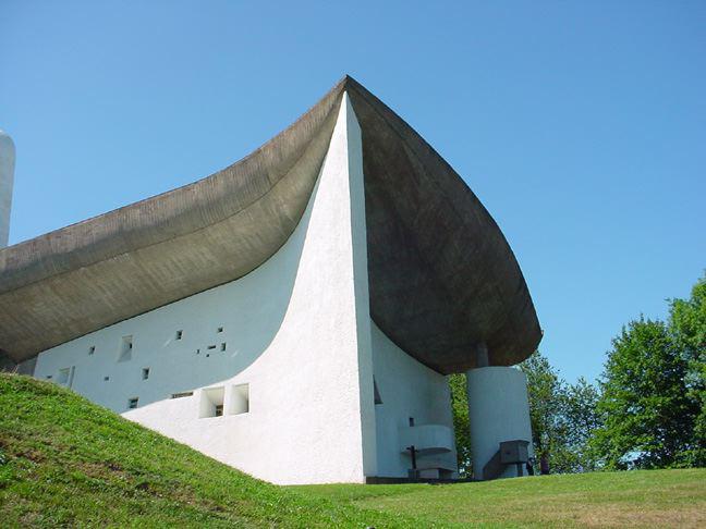 De kapel van Le Corbusier in Ronchamp. © Wikimedia / Valueyou (talk) 