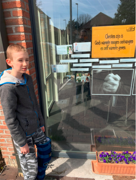 Vormeling Ruben staat voor het raam van de cafetaria van het woonzorgcentrum in Sint- Pauwels  