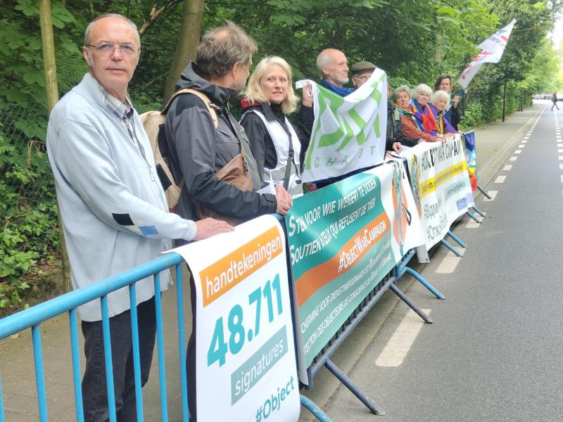 Onder het waakzame oog van de politie werd ook actie gevoerd aan de Russische ambassade © Pax Christi Vlaanderen