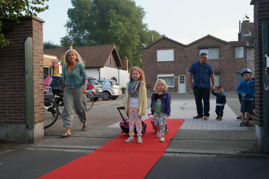 Grote en kleine zus nu samen naar school