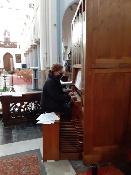 Dinara Krukziener op het orgel van Sint-Gillis-Waas 