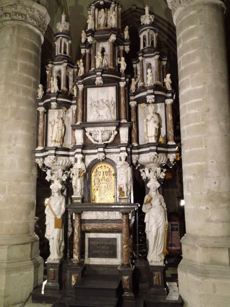 De gerestaureerde sacramentstoren in de Sint-Martinuskerk (Aalst) 