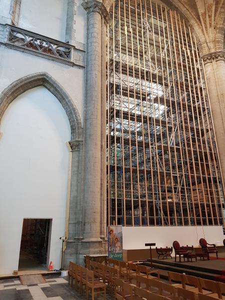 Opbouw van de stofwand tussen transept en hoogkoor © E.H. Marc Verwaeren
