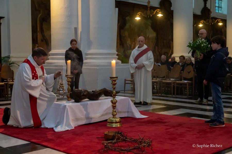 Terugblik op Goede Vrijdag 2023 in de Abdijkerk te Ninove © Sophie Richez