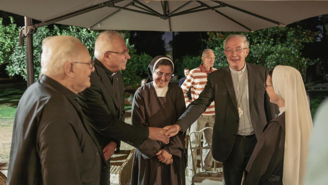 Bisschop Vanhoutte groet de aanwezigen op de Belgische ambassade bij de Heilige Stoel. © Leo De Bock