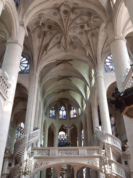 Het indrukkende interieur van Saint-Etienne du Mont. © Lieve Torrekens